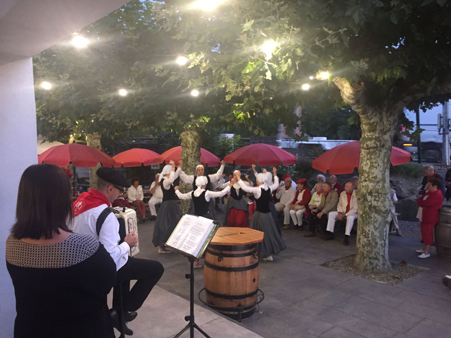 Danse basque au restaurant