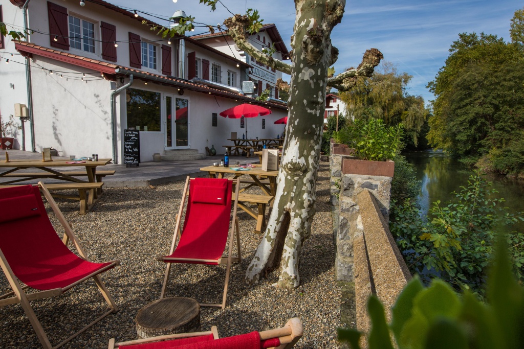 Transats au bord de la rivière